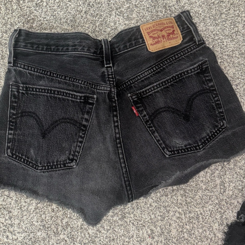Levi 501 Women’s High-Rise Black Distressed Denim Shorts - Picture 2 of 3